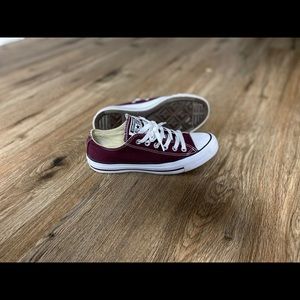Women’s maroon converse size 7